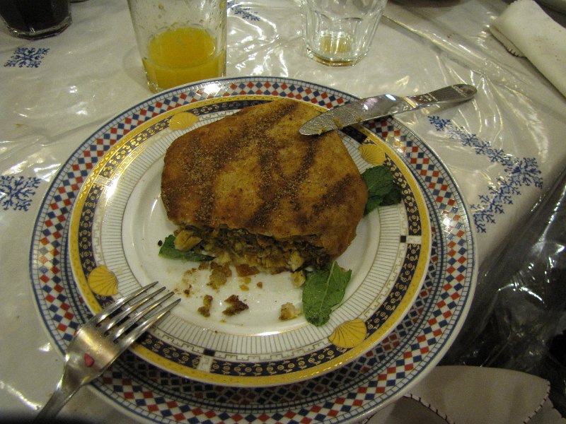 140312_restaurant nejjarine pastila.jpg - Ons hoofdgerecht is een Pastila (ook wel bestilla). Dit is een Marokkaans gerecht dat wordt gemaakt van filodeeg en kan verschillende vullingen hebben zoals duif of kip.